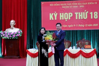 Đồng chí Hoàng Duy Chinh, Bí thư Tỉnh ủy tặng hoa chúc mừng tân Chủ tịch HĐND tỉnh Bắc Kạn Phương Thị Thanh. 