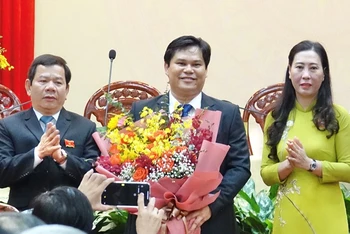 Lãnh đạo Tỉnh ủy và UBND tỉnh Quảng Ngãi tặng hoa, chúc mừng tân Phó Chủ tịch UBND tỉnh Trần Phước Hiền.