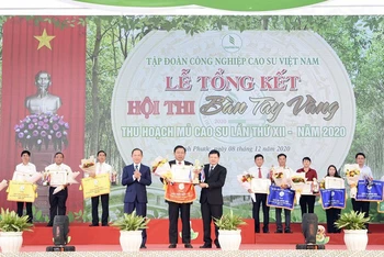 Lãnh đạo VRG trao giải nhất đồng đội cho Công ty Cao-su Phú Riềng.