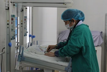 Bệnh viện huyện nuôi sống trẻ sinh non chỉ bảy lạng