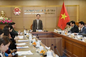 Thứ trưởng GD-ĐT Hoàng Minh Sơn chủ trì hội nghị.