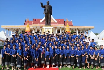 Đoàn đại biểu Đoàn Thanh niên NDCM Lào bên tượng đài Chủ tịch Cayson Phomvihan, ngày 13-12-2020.