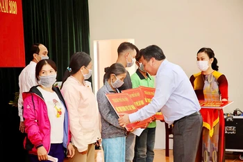 Lãnh đạo Thành uỷ Hà Nội tặng quà cho các hộ dân gặp khó khăn tại huyện Phú Ninh, tỉnh Quảng Nam 