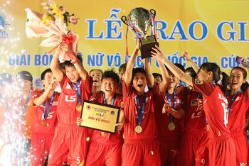 Đội TP Hồ Chí Minh I nhận Cúp vô địch.