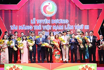 Đại diện lãnh đạo Đảng, Nhà nước, đoàn thể trao phần thưởng tặng 20 Tài năng trẻ Việt Nam đặc biệt xuất sắc năm 2020.