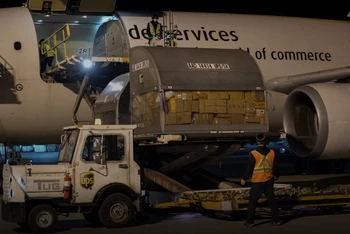 Máy bay chở vaccine ngừa Covid-19 tại sân bay quốc tế Montreal-Mirabel, ở Quebec, Canada, ngày 13-12. (Ảnh: Reuters)