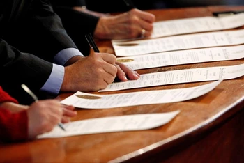Cử tri đoàn của bang North Carolina ký vào giấy chứng nhận bỏ phiếu tại trụ sở cơ quan lập pháp bang này, ngày 19-12-2016. (Ảnh: Reuters)