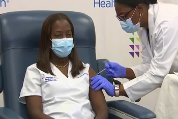 Bang New York tiêm mũi vaccine ngừa Covid-19 đầu tiên cho nhân viên y tế. (Ảnh: Fox News)