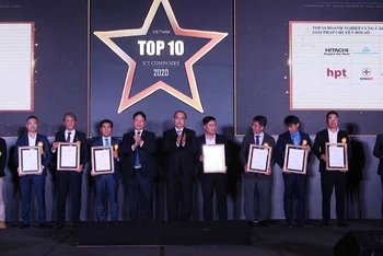 Đồng chí Nguyễn Thiện Nhân, Ủy viên Bộ Chính trị trao chứng nhận cho Top 10 doanh nghiệp CNTT Việt Nam 2020.