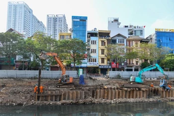 Công trình do Ban Quản lý dự án đầu tư xây dựng công trình cấp nước, thoát nước và môi trường thành phố Hà Nội làm chủ đầu tư, đơn vị thi công là nhà thầu TEKKEN (Nhật Bản).