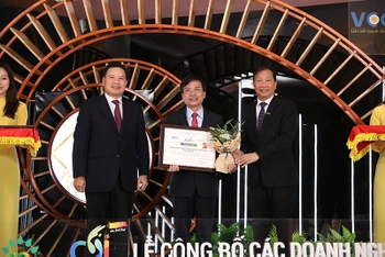 Ông Trần Văn Tần, Thành viên HĐQT đại diện VietinBank nhận danh hiệu “Doanh nghiệp bền vững Việt Nam” năm 2020.