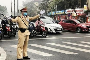 Cảnh sát giao thông điều hành giao thông trong giờ cao điểm tại Hà Nội.