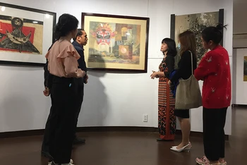 Người dân Đà Nẵng xem tranh tại Bảo tàng Mỹ thuật Đà Nẵng.