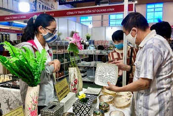 Hà Nội tổ chức hội chợ, triển lãm hàng thủ công mỹ nghệ để tìm kiếm đầu ra cho sản xuất làng nghề, trong bối cảnh xuất khẩu đang gặp khó khăn do thiếu đơn hàng.