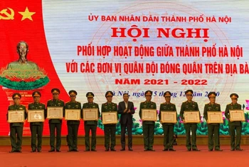 Lãnh đạo thành phố Hà Nội trao thưởng cho các đơn vị. 