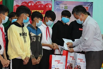 Đại diện Hội Bảo vệ quyền trẻ em Việt Nam tặng quà cho các bạn nhỏ (Ảnh: VACR).
