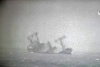 Tàu hàng XIN HONG bị nghiêng và đang chìm dần ở vùng biển Phú Quý.