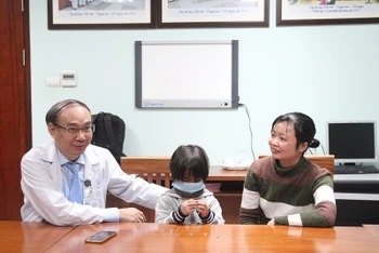 TS, BS Vũ Chí Dũng, Trưởng khoa Nội tiết – Chuyển hóa, Bệnh viện Nhi Trung ương thăm khám cho cháu bé. 
