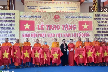 Lễ trao cờ Tổ quốc cho đại diện các cơ sở thờ tự Nam tông Khmer các tỉnh, thành phố khu vực Nam Bộ.