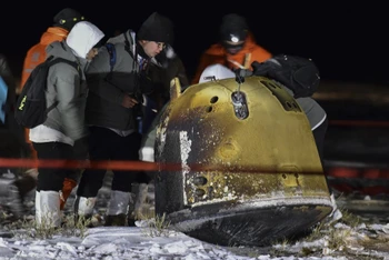 Khoang tàu chứa mẫu đá mặt trăng được hạ cánh bằng dù xuống khu vực Nội Mông, Trung Quốc. Ảnh: Tân  Hoa Xã qua AP.