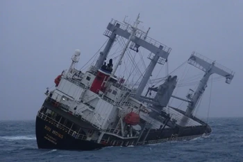 Tàu XIN HONG bị nghiêng và chìm dần ở gần đảo Phú Quý (Ảnh: CTV)