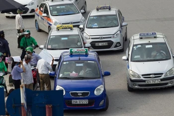 Các xe taxi thường xuyên tập trung chèo kéo khách gây ùn tắc, mất an toàn giao thông khu vực cổng vào Bệnh viện Bạch Mai.