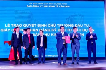 Lãnh đạo tỉnh Quảng Ninh trao giấy chứng nhận đầu tư vào khu Kinh tế Vân Đồn (Quảng Ninh).