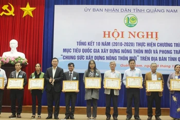 Chủ tịch UBND tỉnh Lê Trí Thanh tặng Bằng khen cho tập thể, cá nhân có thành tích xuất sắc.