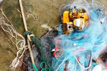 Tìm thấy máy nổ và tấm lưới thả cá trong vụ lật thuyền trên sông Thu Bồn.