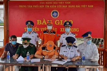 Lễ bàn giao 11 thuyền viên tàu hàng Xin Hong.