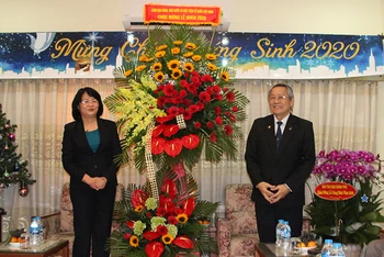 Phó Chủ tịch nước Đặng Thị Ngọc Thịnh tặng hoa, quà mừng Lễ Noel 2020.
