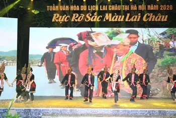 Biểu diễn văn nghệ tại Tuần văn hóa, du lịch Lai Châu tại Hà Nội.