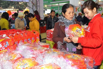 Người dân huyện Ứng Hòa (Hà Nội) mua sắm tại Chợ Tết Hapro 2020.