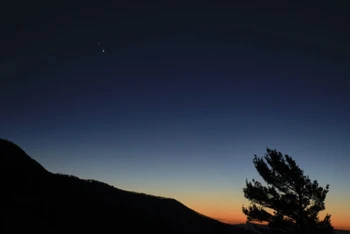 Sao Thổ ở trên và sao Mộc bên dưới, được nhìn thấy sau khi mặt trời lặn từ Vườn quốc gia Shenandoah ở Luray, Virginia, Mỹ ngày 13-12. Hai hành tinh đang xích lại gần nhau hơn trên bầu trời và hướng tới một "sự hợp nhất tuyệt vời" vào thứ Hai, ngày 21-12. Ảnh: NASA.