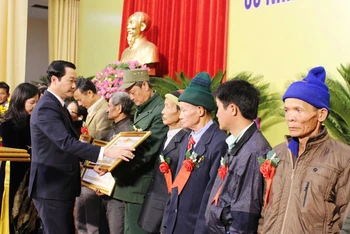 Lãnh đạo tỉnh Thanh Hóa trao Danh hiệu Bà mẹ Việt Nam anh hùng cho thân nhân các mẹ.