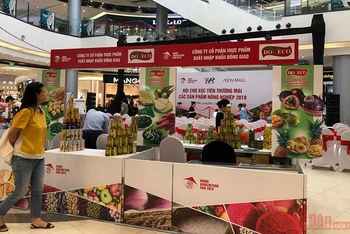 Các doanh nghiệp Việt Nam giới thiệu sản phẩm tại Hội chợ Xúc tiến thương mại các sản phẩm nông nghiệp năm 2019. (Ảnh minh hoạ)
