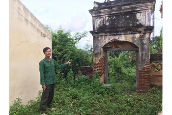 Nhiều nơi trong khu vực Đình Thuận Hòa bị xuống cấp nghiêm trọng.