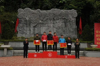 Ban Tổ chức trao giải cuộc thi leo núi “Chinh phục đỉnh Slam Cao”.