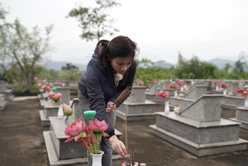 Bà Nguyễn Thị Minh Lan, Phó Tổng giám đốc TNG Holdings Vietnam cùng đoàn công tác dâng hương, tưởng niệm các anh hùng, liệt sĩ.