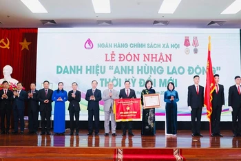 NHCSXH đón nhận danh hiệu Anh hùng lao động thời kỳ đổi mới.