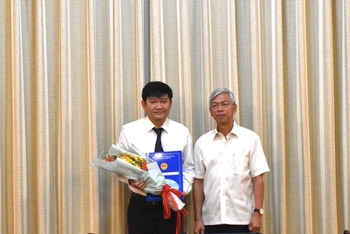 Phó Chủ tịch UBND TP Hồ Chí Minh Võ Văn Hoan trao quyết định cho đồng chí Trần Quang Minh.