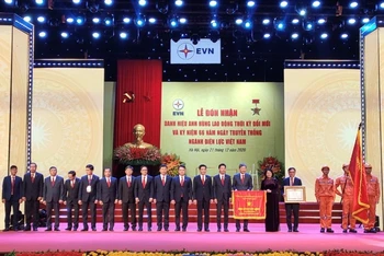 Phó Chủ tịch nước Đặng Thị Ngọc Thịnh đã trao danh hiệu Anh hùng Lao động thời kỳ đổi mới tặng EVN.