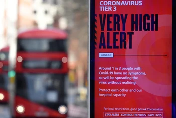Biển thông tin cảnh báo của chính quyền về các biện pháp hạn chế mới tại London trong bối cảnh dịch Covid-19 lây lan tại Anh. Ảnh: Reuters