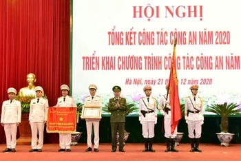 Bộ trưởng Công an Tô Lâm trao danh hiệu Anh hùng lực lượng vũ trang nhân dân tặng Công an quận Long Biên (Hà Nội). (Ảnh: DUY LINH)