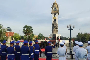 Dâng hương tri ân các anh hùng liệt sĩ tại Đài Hữu nghị Việt Nam - Campuchia, ở thủ đô Phnom Penh.