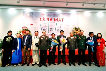 Ra mắt Câu lạc bộ “Trái tim người lính” và trao tặng kỷ vật chiến tranh cho Bảo tàng Phụ nữ Việt Nam.