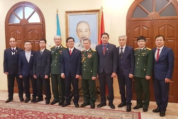 Đại sứ Nguyễn Hồng Thạch (thứ 5 từ trái sang) chụp ảnh lưu niệm cùng các quân nhân và cựu chiến binh Việt Nam tại Ukraine.