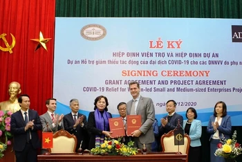 Thống đốc Ngân hàng Nhà nước Việt Nam, bà Nguyễn Thị Hồng và Giám đốc quốc gia ADB tại Việt Nam, ông Andrew Jeffries ký kết hiệp định.