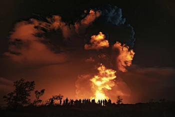 Người dân đứng xem vụ phun trào từ núi lửa Kilauea trên đảo Lớn của Hawaii vào ngày 20-12. Ảnh: AP.