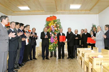 Phó Thủ tướng Thường trực Trương Hòa Bình tặng hoa, chúc mừng Giáng sinh tại Tòa Giám mục Đà Lạt.